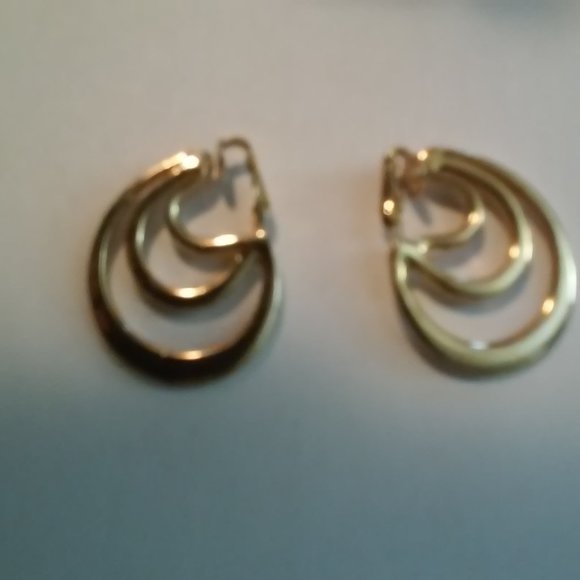 Gold Clip On Earrings1 1/2" Long 1" Wide - Picture 3 of 3